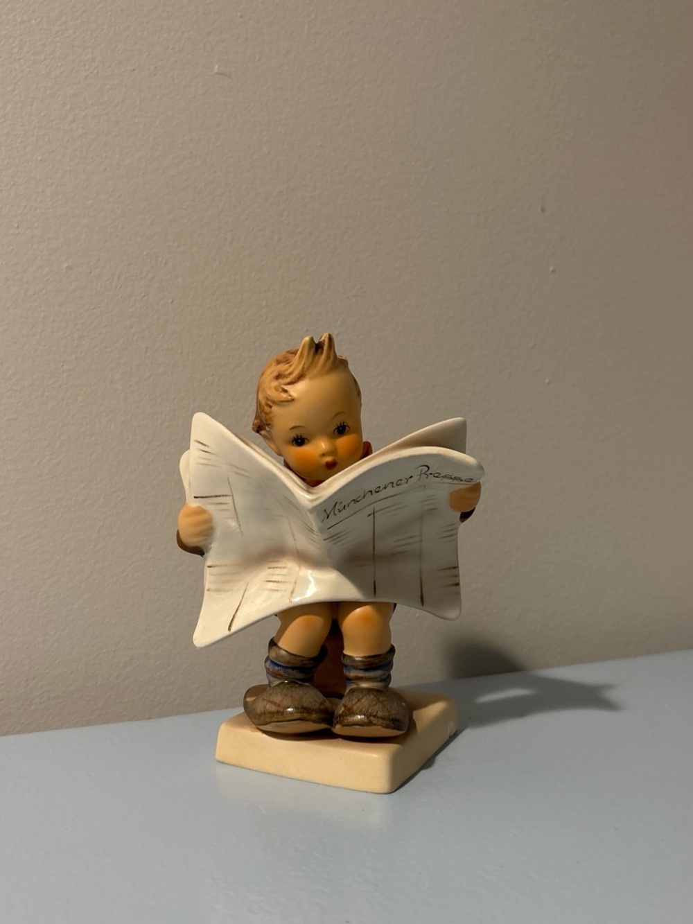 Vintage Goebel Hummel Figurine “Latest News” HUM 184 | TMK-3 | W. Germany - Picture 2 of 8